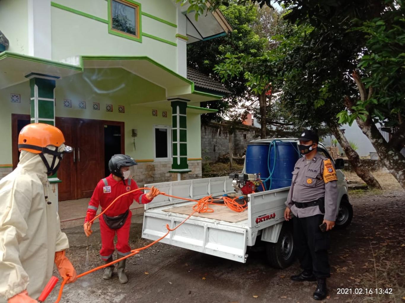 gambar_SATGAS COVID-19 PEMERINTAH KALURAHAN SENDANGADI MELAKUKAN PENYEMPROTAN DESINFEKTAN