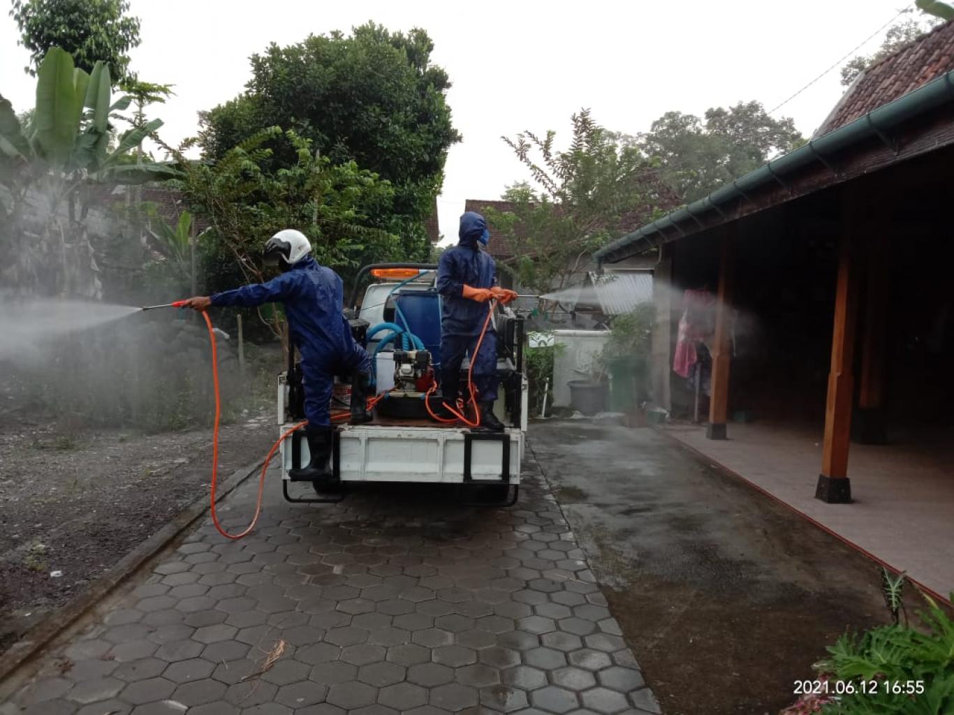 gambar_PENYEMPROTAN DISINFEKTAN DI WILAYAH PADUKUHAN