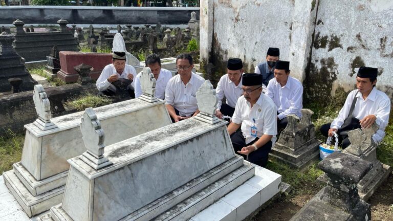 gambar_ZIARAH LURAH DAN PAMONG KALURAHAN MENJELANG ACARA MERTI DESA